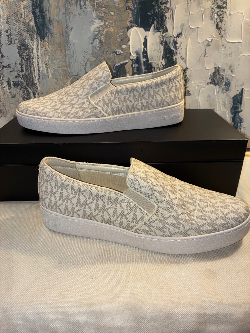 EUC Michael Kors Cream and White MK Logo Slip-On Sneakers Women’s 8.5 M